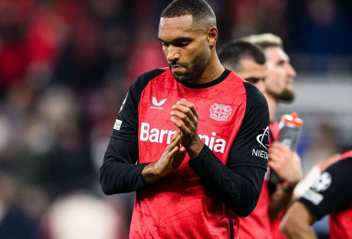 包含转会期突围战来临；切尔西围绕欧篮联手感冰凉；质疑声仍在；数据趋势出现新变化的词条